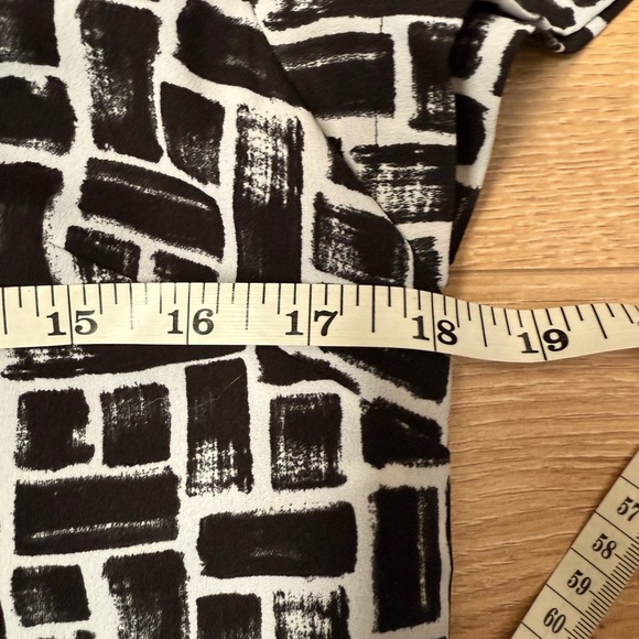 3/$30 - Willow & Thread Chic Black and White Patterned Dress with pockets - Picture 5 of 7